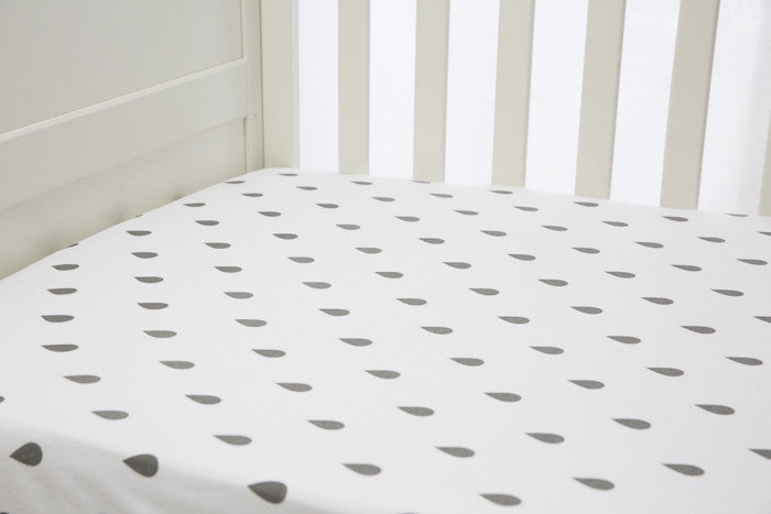 L'il Fraser 1 piece fitted cot sheet - Grey raindrops